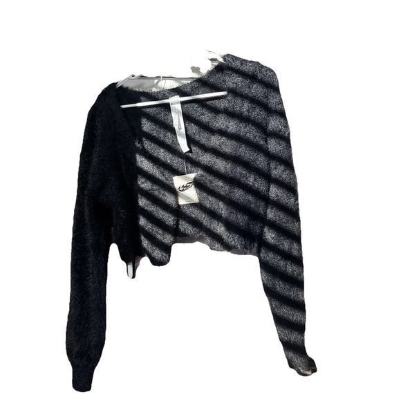 NWT Fabletics Mini Crop Cardigan, Women's Small Flame Furry Fuzzy Black NEW - Picture 1 of 7